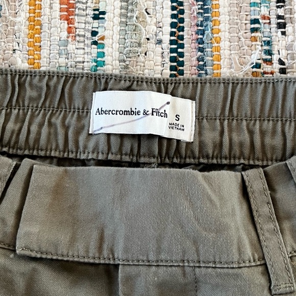 Size Small Green Abercrombie & Fitch Shorts - Picture 3 of 3